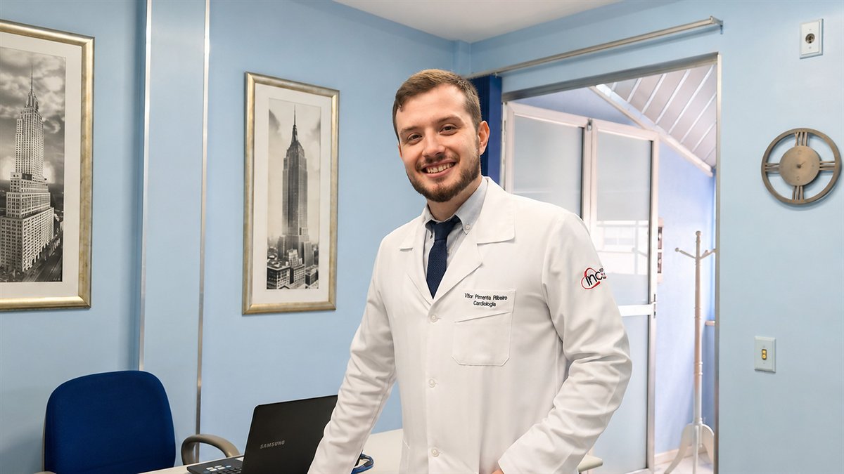 Dr. Vitor Pimenta Ribeiro em seu consultório em Nova Friburgo.