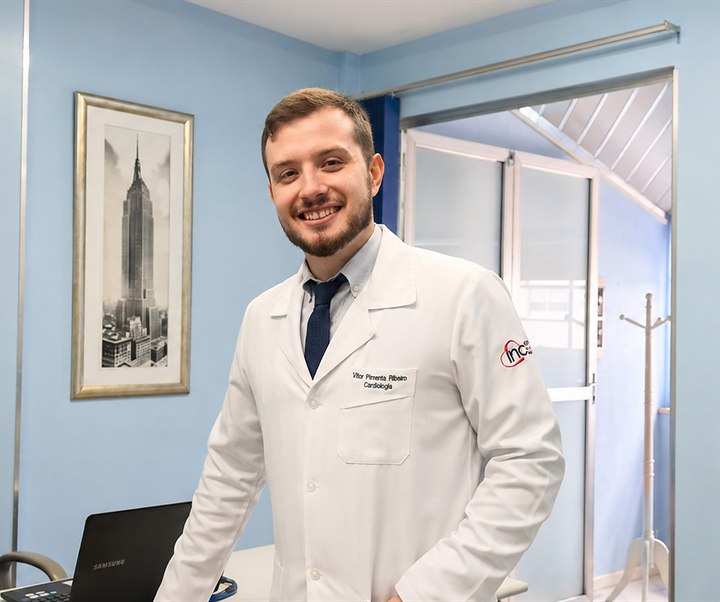 Dr. Vitor Pimenta Ribeiro em seu consultório